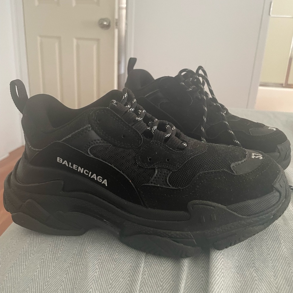 BALENCIAGA TRIPLE S SNEAKERS IN BLACK. SIZE EU37/US 6.5 WOMENS/UNISEX